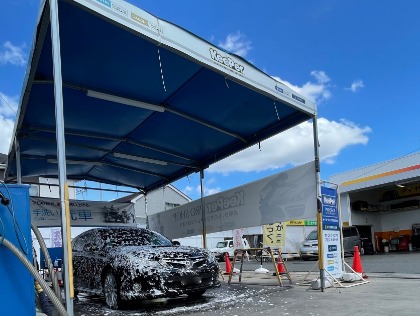 屋根付きの洗車・コーティングブースで施工します。